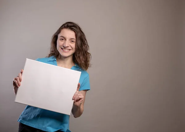 Mulher Camisa Azul Gesturing Com Sinal Branco Porta Voz Segurando — Fotografia de Stock