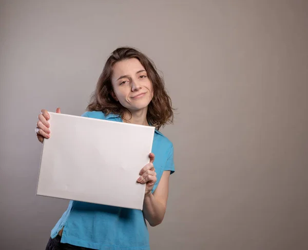 Frau Blauen Hemd Gestikuliert Mit Einem Leeren Schild Sprecherin Hält — Stockfoto