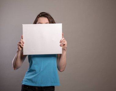 Tabelalı Kadın mavi gömlek el hareketi içinde bir boş. Bir işareti ile oda boşaltmak serisinin holding sözcüsü.