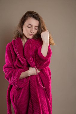 Kırmızı bornoz seksi genç kadın