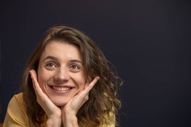 Kadın mutlu expresison ile bakıyor