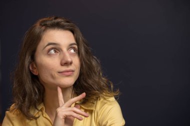 Kafasını kaldırıp düşünen bir kadın