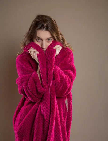 Kırmızı bornoz seksi genç kadın