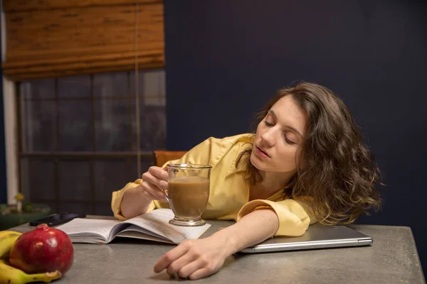 Estudiante cansada en su cocina —  Fotos de Stock