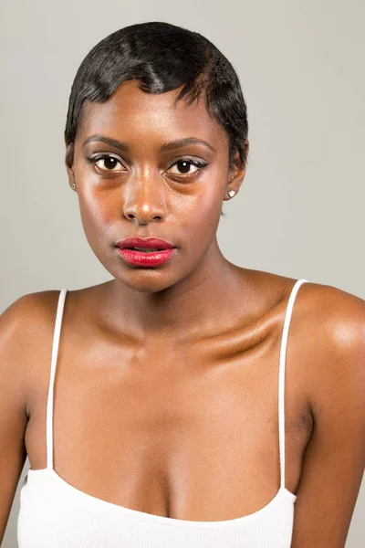 Krásná mladá africká americká žena při pohledu na fotoaparát — Stock fotografie