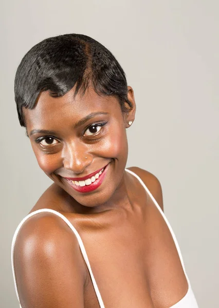 Vackra unga afroamerikanska kvinnan tittar ner — Stockfoto