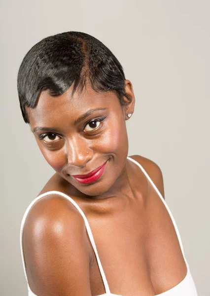 Mooie jonge Afrikaanse Amerikaanse vrouw op zoek naar beneden — Stockfoto