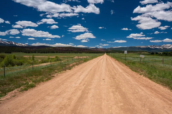 Colorado'da boş toprak yol — Stok fotoğraf