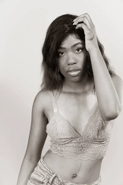 Femme afro-américaine en soutien-gorge sur un fond sans couture — Photo