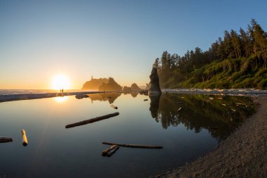 Ruby Beach Sunset uzakta insanlarla