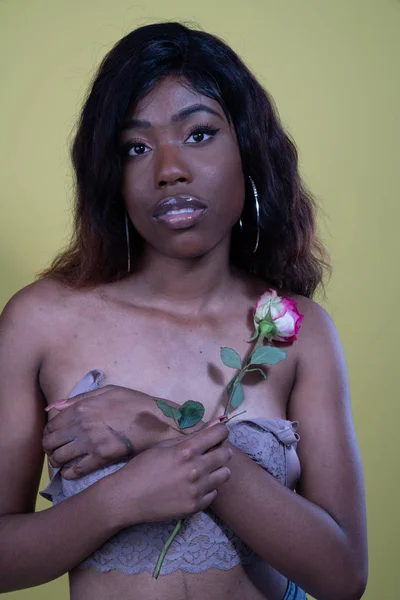 Femme afro-américaine en soutien-gorge sur un fond sans couture — Photo