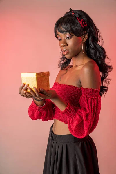 Ung Afrikansk Amerikansk Kvinna Röd Topp Och Svart Kjol Poserar — Stockfoto