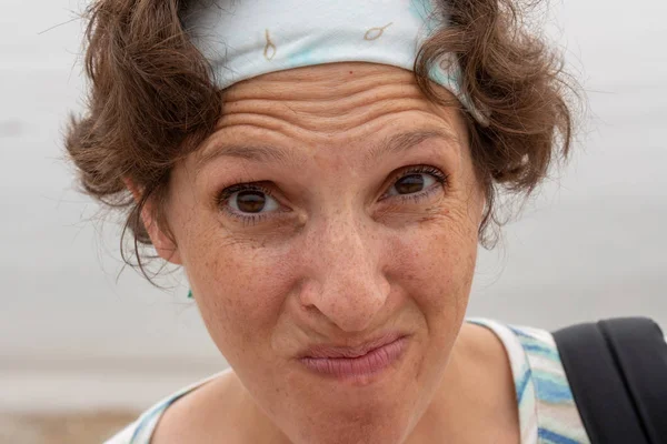 Moyen Age femme aux cheveux foncés à la plage — Photo