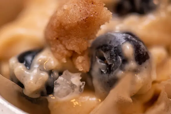Membuat muffin blueberry dari awal — Stok Foto
