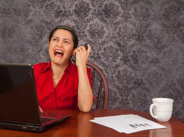 Frustrado mulher irritada no telefone — Fotografia de Stock