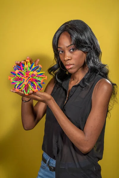 Afrikansk amerikansk kvinna som håller en Flex boll — Stockfoto