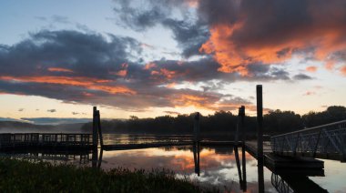 Connecticut Nehri üzerinde sis ile gün doğumunda Rocky Hill Ct Ferry Park Erken Sonbahar atış.