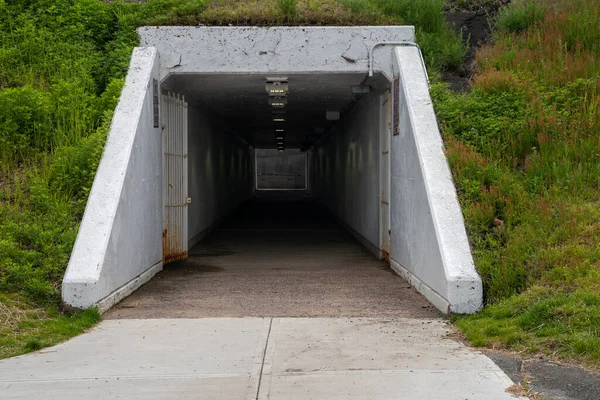 LEDライト付きの長い歩行者用アクセストンネル — ストック写真