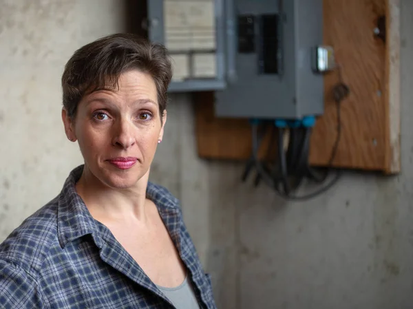 Vrouwelijke verkiezing Vestiging van een stopcontact — Stockfoto