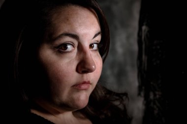 Ayrıca stüdyoda poz veren bir kadın.