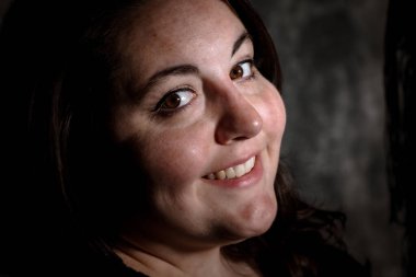 Ayrıca stüdyoda poz veren bir kadın.