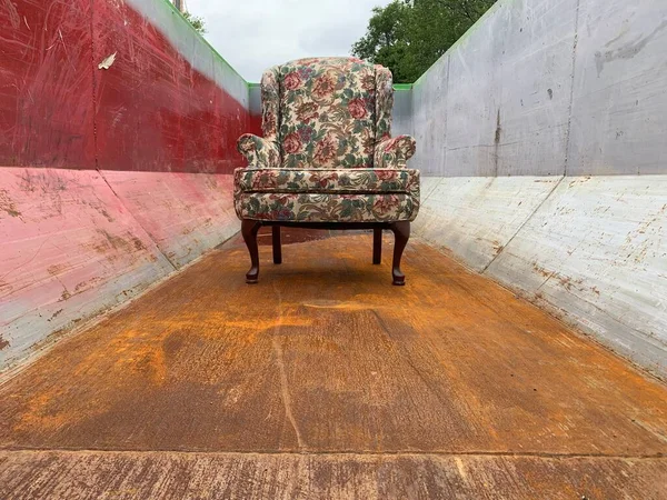 Stare krzesło siedzi w pustym śmietniku. — Zdjęcie stockowe