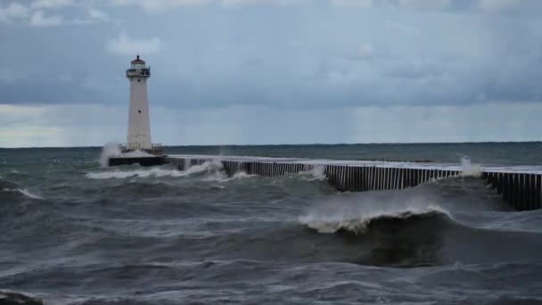 A Sodus Bay világítótorony egy viharban — Stock videók