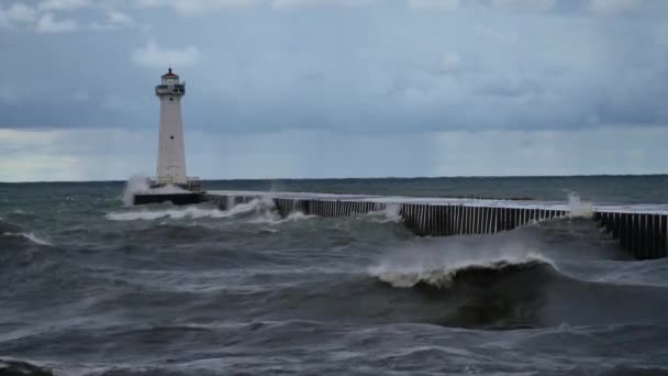 Klem van de vuurtoren van Sodus Bay in een storm — Stockvideo