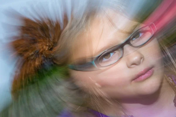 Jeune fille avec effet tourbillon dans l'autum — Photo