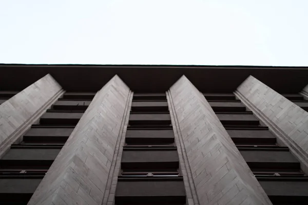 Fachada geométrica moderna del edificio —  Fotos de Stock
