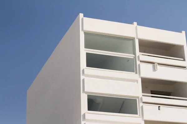 Bâtiment moderne blanc sur un fond bleu — Photo