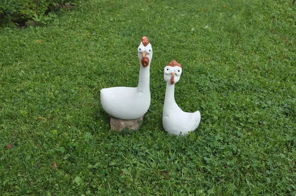 Zwei Hühner Aus Beton Stehen Auf Dem Rasen — Stockfoto