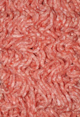 Domuz eti, Dana kıyma toprağa ve masada yatıyor