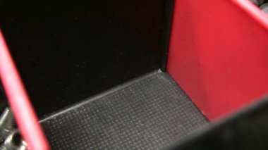 Vidalar kutuya düşüyor. Vidalar kutuya düşüyor.