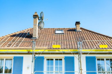 bir tuğla kiremit çatı yenileme