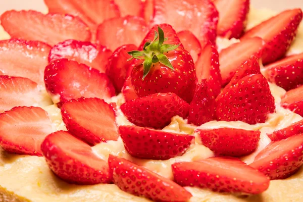 Hausgemachter Erdbeerkuchen Einem Roten Gericht — Stockfoto