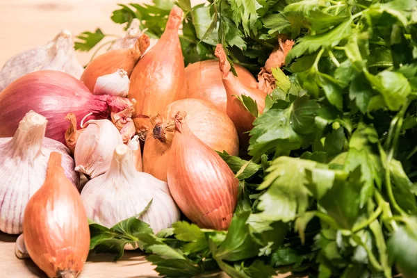 Knoblauch Zwiebelschalotte Und Petersilie Auf Einem Holzbrett — Stockfoto