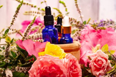 Çiçekler ve uçucu yağlar ahşap kase şişe Spa kompozisyonu