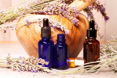 Lavanta, harç ve havaneli, temel yağlar masada şişe görünümünü kapatın. Spa kompozisyon.