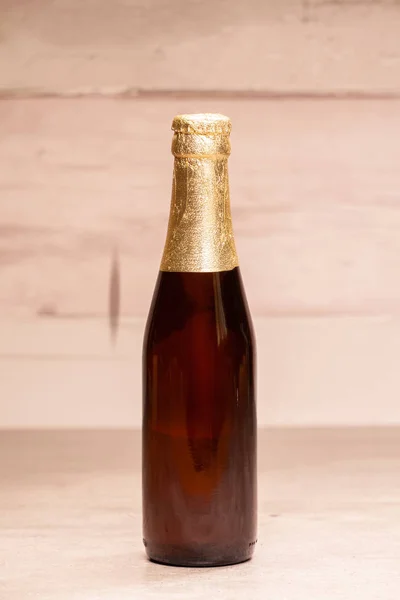 Botella Cerveza Rubia Con Papel Dorado —  Fotos de Stock