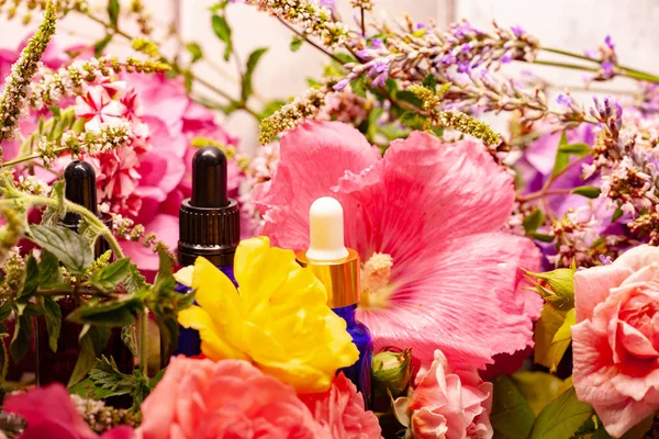 Garrafas Óleos Essenciais Para Aromaterapia Escondidos Flores — Fotografia de Stock