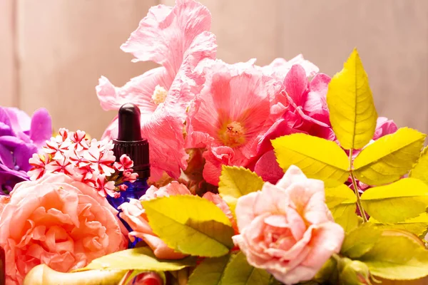 Frische Blumen Und Flaschen Mit Ätherischen Ölen Für Aromatherapie Und — Stockfoto