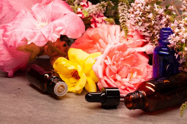 Цветы Бутылки Эфирных Масел Деревянной Поверхности — стоковое фото