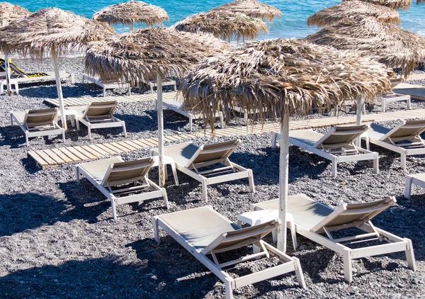 Strand Mit Sonnenschirmen Und Liegestühlen Auf Santorin — Stockfoto