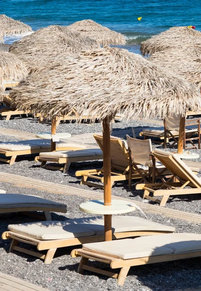 Strand Mit Sonnenschirmen Und Liegestühlen Auf Santorin — Stockfoto