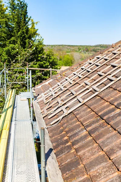 Remont Cegła Kafelkami Dachu Tle Niebieskiego Nieba — Zdjęcie stockowe