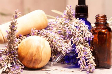 Lavanta havan topuzu ve aromaterapi için gerekli yağ şişeleri.