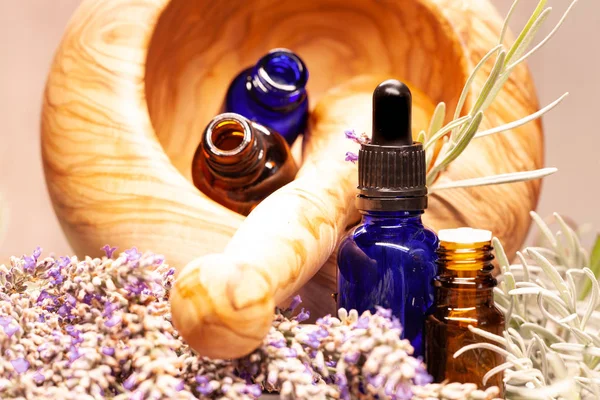 Lavendelmörtel Und Stößel Sowie Flaschen Mit Ätherischen Ölen Für Die — Stockfoto