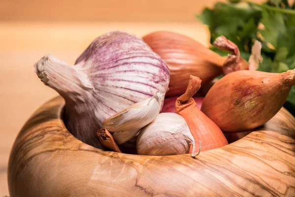 Knoblauch Zwiebel Schalotte Petersilie Mit Stößel Und Olivenholzmörtel — Stockfoto