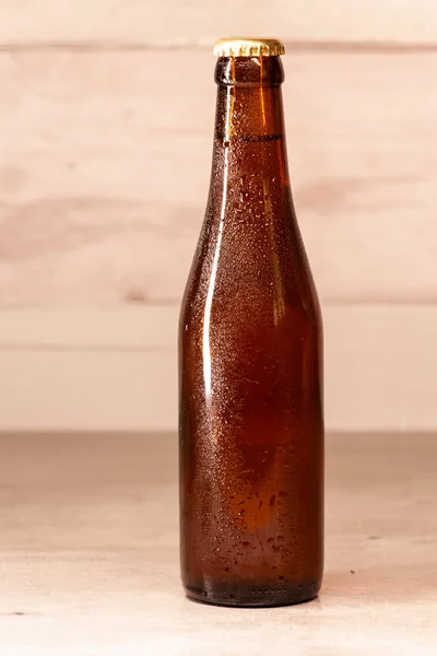 Una Botella Cerveza Ámbar Con Cápsula —  Fotos de Stock